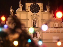 Havlíkobrodská Stará radnice s kostlivcem Hnátem v zái vánoních svtel.