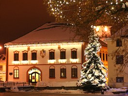 Vánoní strom ped Starou radnicí na námstí ve áe nad Sázavou.