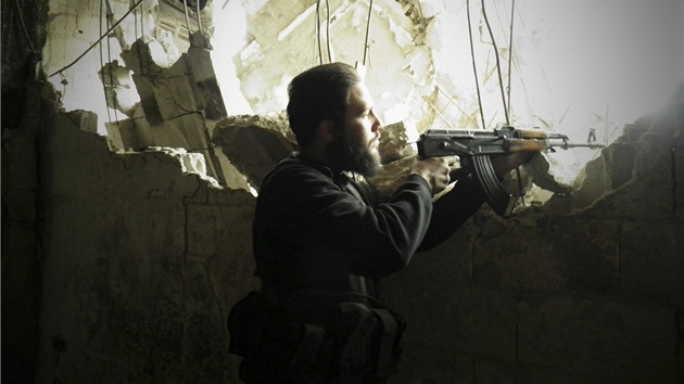 Bojovnk Syrsk osvobozeneck armdy v Homsu (6. prosince 2012)