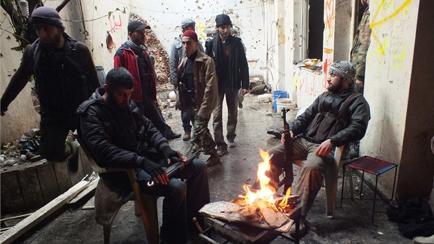 Bojovnci Syrsk osvobozeneck armdy v Homsu (6. prosince 2012)