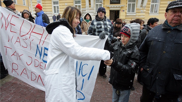 Demonstrace za zachovn akutnch lek v nemocnici v Marinskch Lznch (11. prosince 2012)