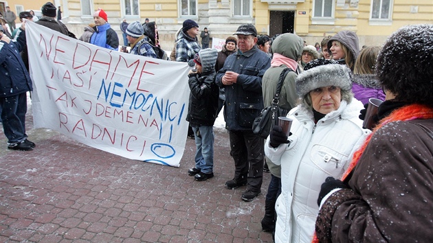 Demonstrace za zachovn akutnch lek v nemocnici v Marinskch Lznch (11. prosince 2012)