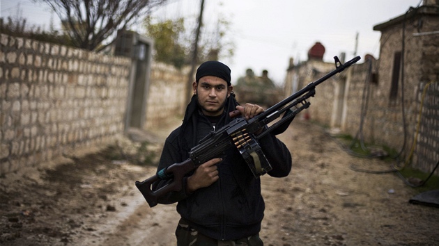 Bojovník Syrské osvobozenecké armády nedaleko Aleppa (10. prosince 2012)