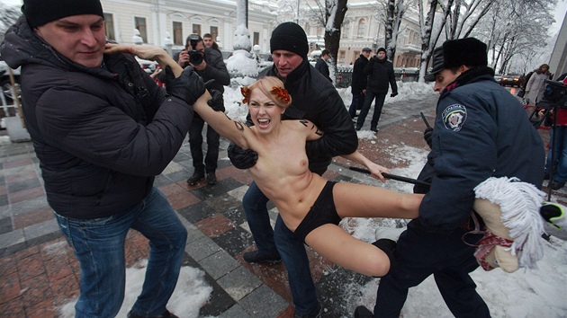 Svj nzor pily ped ukrajinsk parlament demonstrovat i nahat feministky z hnut FEMEN (12. prosince 2012)
