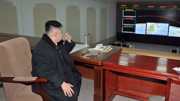 Vdce KLDR KIm ong-un sleduje start rakety Unha-3. (12. prosince 2012)