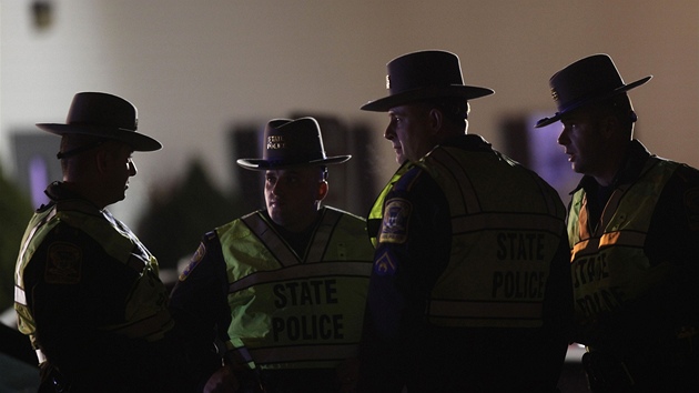 Policist hldaj msto masakru ve kole v americkm mst Newtown (14. prosince 2012)