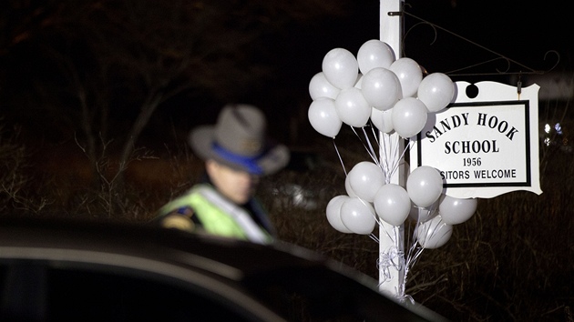 Policist hldaj msto masakru ve kole v americkm mst Newtown (14. prosince 2012)