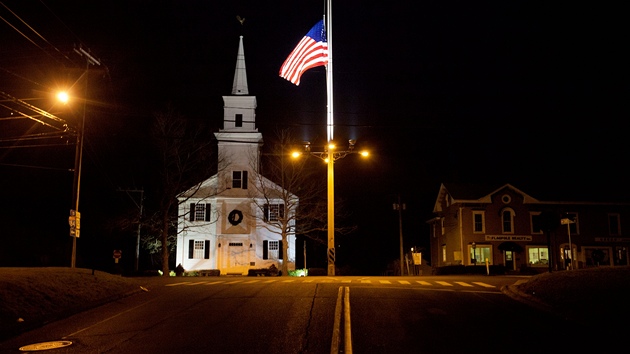 V americkém Newtownu vlají vlajky na pl erdi (14. prosince 2012)