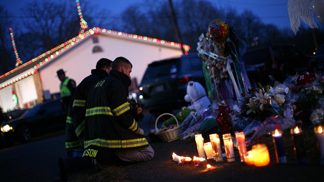Americk Newtown truchl za obti stelby ve kole Sandy Hook. (16. prosince 2012)
