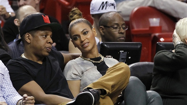 Jay-Z (vlevo) a Beyonce sleduj zpas mezi Atlantou a Miami.