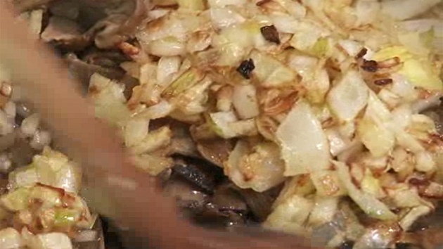 Cibuli orestujte do poloněda.