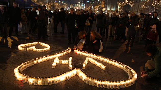 Lid na Vclavskm nmst zapalovali svky a stavli je do tvar srdce, aby uctili pamtku Vclava Havla (18. prosince 2012)