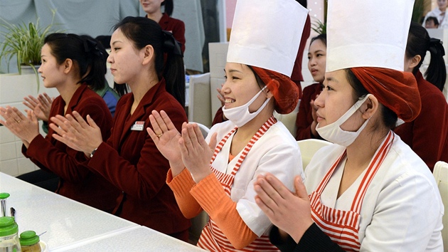 Zamstnankyn severokorejsk restaurace tleskaj spchu sv zem pot, co se dozvdly o testu rakety dlouhho doletu (12. prosince 2012)