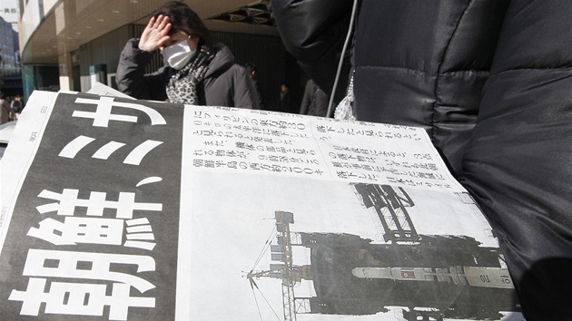 Zvltn vydn japonskch novin informuje o odplen severokorejsk rakety dlouhho doletu (12. prosince 2012)