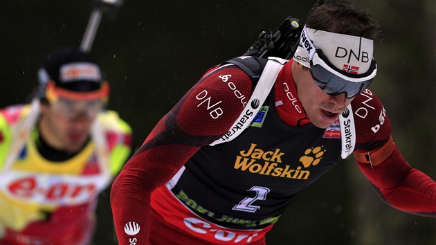 JEDU SI PRO VTZSTV. Norsk biatlonista Emil Hegle Svendsen na trati zvodu Svtovho pohru v Pokljuce.