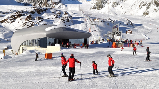 Pohled na doln stanici Wildspitzbahn. V pozad vlek Brunnenkogel