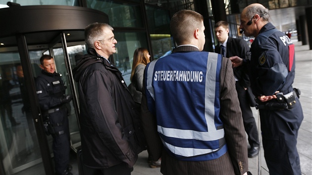 Nmen policist prohledali ve stedu sdlo Deutsche bank (12. prosince 2012)