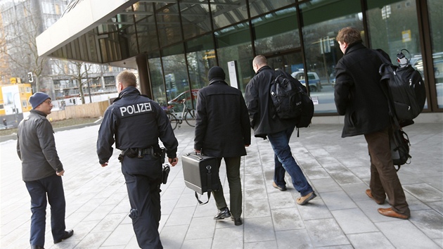 Nmen policist prohledali ve stedu sdlo Deutsche bank (12. prosince 2012)