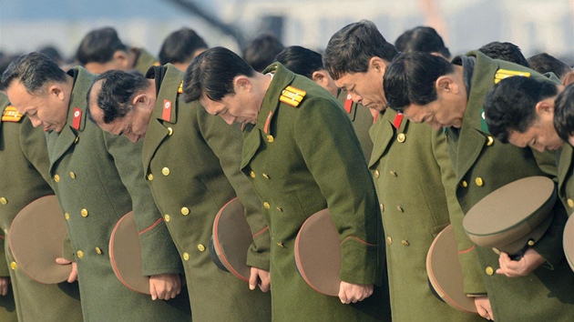 Severokorejci si v Pchjongjangu pipomnaj prvn vro mrt Kim ong-ila (17. prosince 2012)