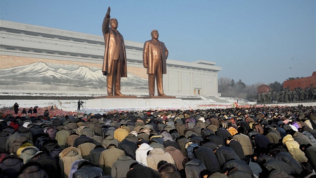 Severokorejci si v Pchjongjangu pipomnaj prvn vro mrt Kim ong-ila (17. prosince 2012)