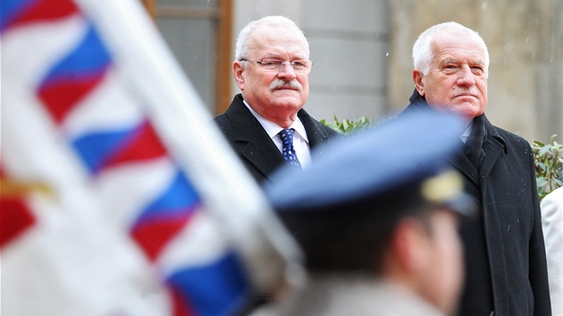 Vclav Klaus pijal na Praskm hrad slovenskho prezidenta Ivana Gaparovie. (10. prosince 2012)