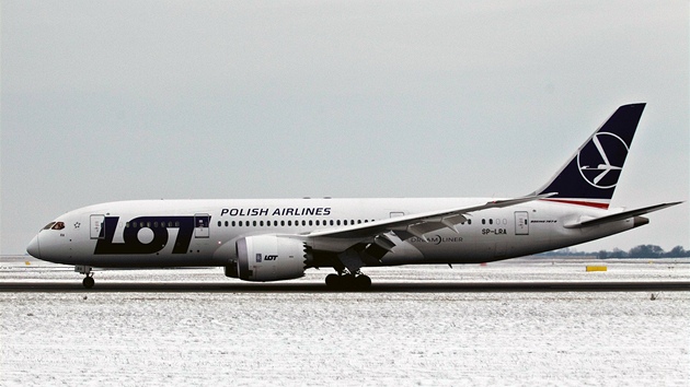 Na ruzysk letit poprv pistl linkov letoun Boeing 787 Dreamliner polsk spolenosti LOT. (14. prosince 2012)