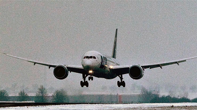 Na ruzysk letit poprv pistl linkov letoun Boeing 787 Dreamliner polsk spolenosti LOT. (14. prosince 2012)