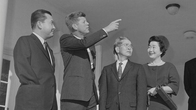 Demokratick sentor Daniel Inouye (vlevo) pi nvstv Johna F. Kennedyho v Blm dom.