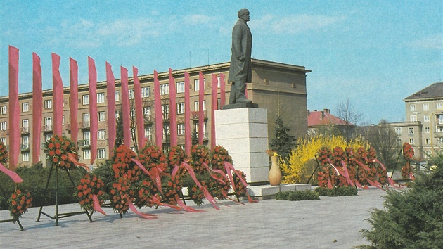 Sochu Lenina nahradila hodn odvn plastika kyvadla.