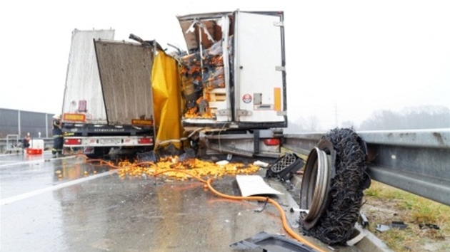 Nehoda dvou kamion na Novojinsku na mnoho hodin zastavila dlnin dopravu ve smru na Ostravu. (19. prosince 2012)