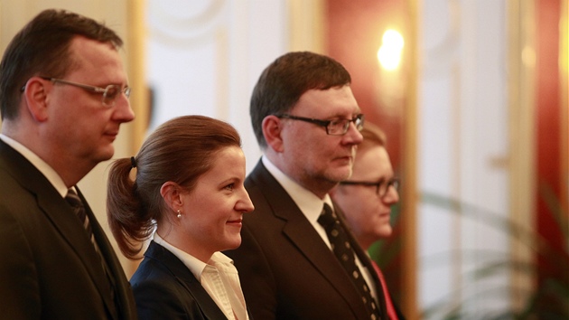 Zleva premir Petr Neas, ministryn obrany Karolna Peake, ministr dopravy Zbynk Stanjura a f Legislativn rady vldy Petr Mlsna.