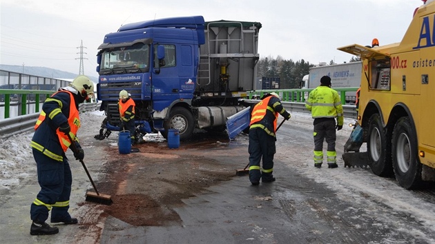 Odstraování ranní nehody kamionu na rychlostní silnici R6 u Sokolova