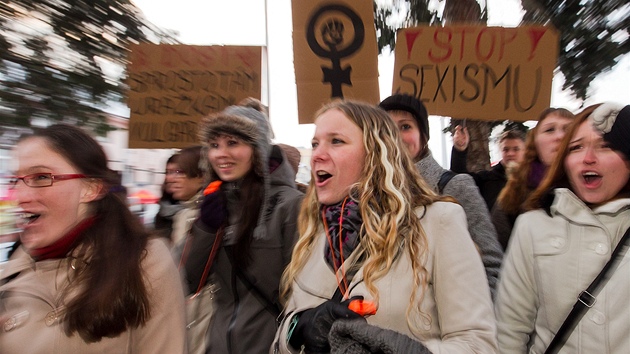 Demonstrace proti sexistick reklam ve vloze obchodu v Hradci Krlov (12. 12. 2012).