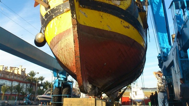 Ztroskotanou korzrskou plachetnici La Grace opravuj ve panlskm pstavu Sotogrande (listopad 2012).  
