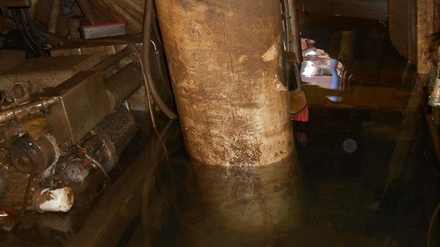 Voda s pskem kompletn zniily vnitek plachetnice La Grace (listopad 2012).  