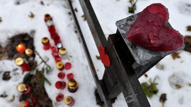 U plotu chalupy na Hrdeku na Trutnovsku, kde minul rok ve vku 75 let zemel Vclav Havel, ho destky svek. (17. 12. 2012)