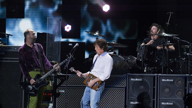 Na charitativnm koncert 12. 12. 2012 pro obti huriknu Sandy si zahrl Paul McCartney se leny Nirvany Kristem Novoselikem (vlevo) a Davem Grohlem (vpravo).