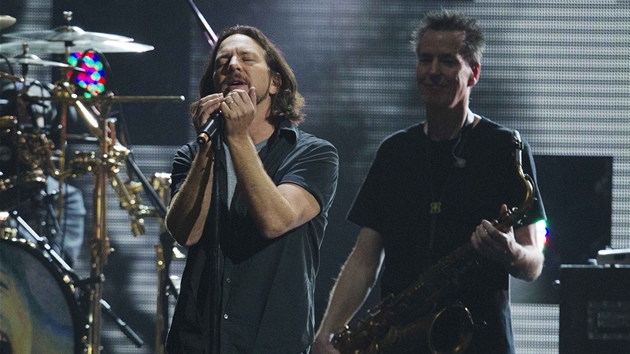 Na charitativnm koncert 12. 12. 2012 pro obti huriknu Sandy zpval i Eddie Vedder z Pearl Jam.