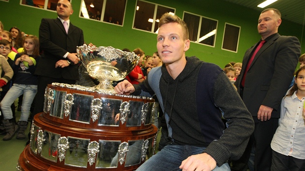 Tomá Berdych pivezl do Valaského Meziíí Davisv pohár. Ochotn pózoval