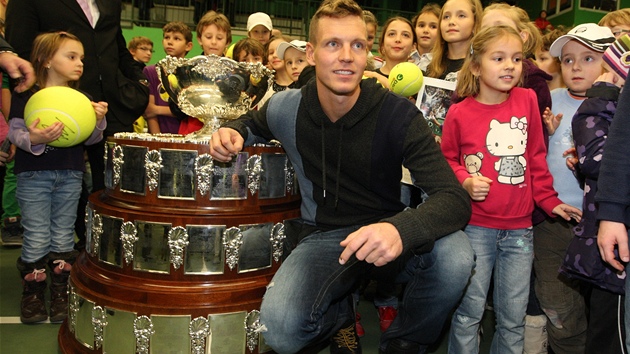 Tom Berdych pivezl do Valaskho Mezi Davisv pohr. Ochotn pzoval fotografm.