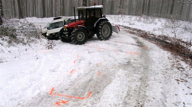 Zledovatl a zasnen cesta do kopce k Buni byla nepekonatelnou pekkou pro osobn auta i pro traktor zimn drby.