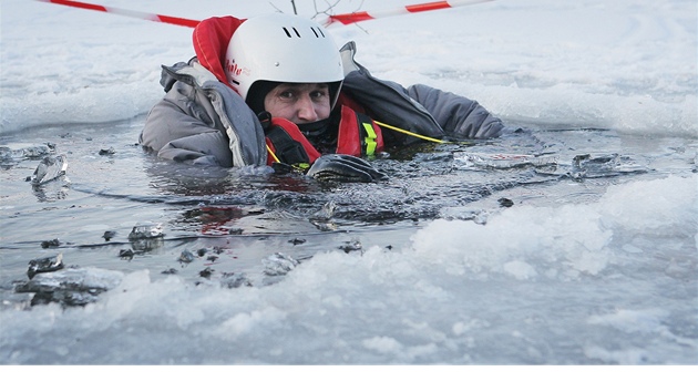 Ukzka zchrany tonoucho propadlho v ledu na Boleveckm rybnku v Plzni.