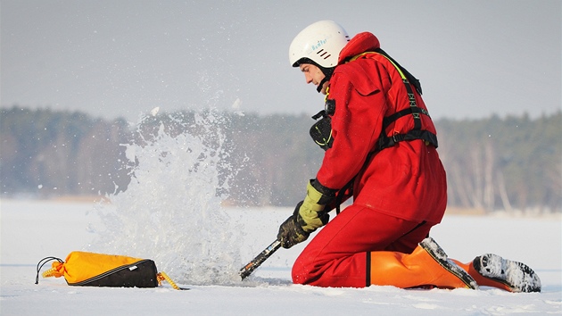 Ukzka zchrany tonoucho propadlho v ledu na Boleveckm rybnku v Plzni. 