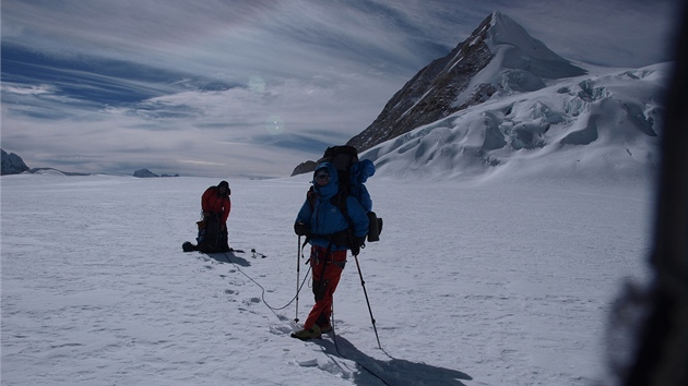 Olomouck horolezkyn Markta Hankov, kter m voperovan kardiostimultor, absolvovala se dvma horolezci jeden z nejnronjch himlajskch trek pes sedla Sherpani Col a West Col, kter zakonili spnm dobytm vrcholu Mera Peak ve vce 6 476 metr.