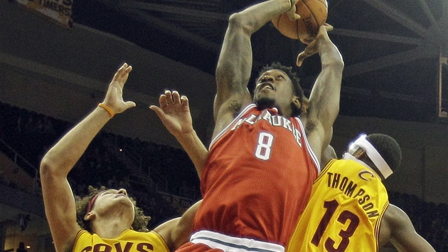 Larry Sanders z Milwaukee se pokou prosadit proti Andersonu Varejaovi a Tristanu Thompsonovi z Clevelandu.