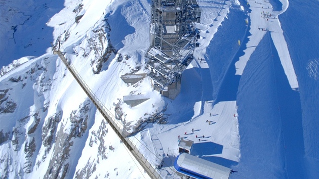 Titlis Cliff Walk je nejve poloenm visutm mostem v Evrop. Klene se nad propast 500 metr nad zem, v nadmosk vce pes 3 000 metr.