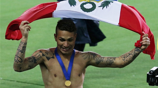 RADOST HRDINY. Stelec vtznho glu Jos Paolo Guerrero si uv triumf svho tmu.