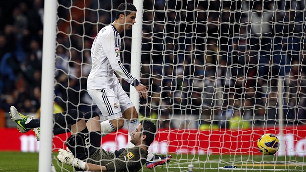 HONEM PRO M. Cristiano Ronaldo z Realu Madrid prv vyrovnal proti Espaolu na 1:1. Jeho tm nakonec remizoval 2:2.