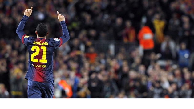 OSLAVA  LA MESSI? Barcelonsk obrnce Adriano se raduje z glu proti Atltiku Madrid, kter byl nakonec vtzn.