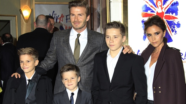 Victoria Beckhamov, jej manel David a synov na premie muziklu Viva Forever! (Londn, 11. prosince 2012)